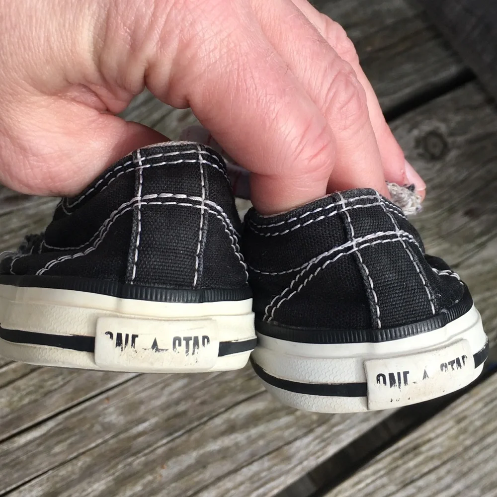 - Converse Sz 6 New Ruler Shoelace One-Star Toddler Sneakers! GUC!